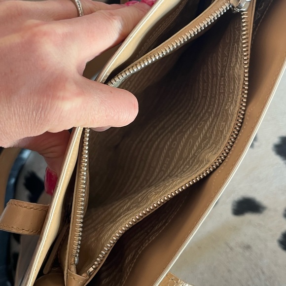 Prada Milano Cream colored Patent Shoulder Bag beautiful, classy and elegant - Picture 12 of 16